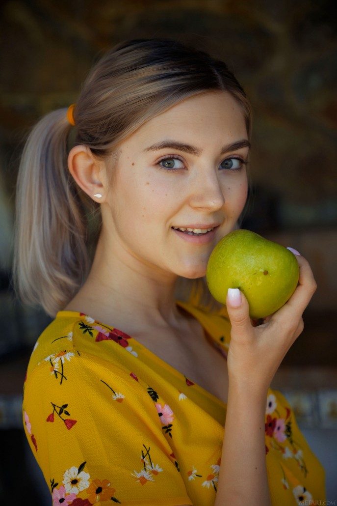 Эротические фото голой сестры друга.
