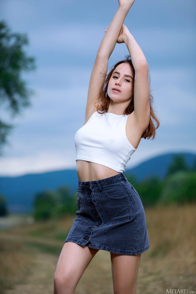 Голая Линда фотосессия на природе