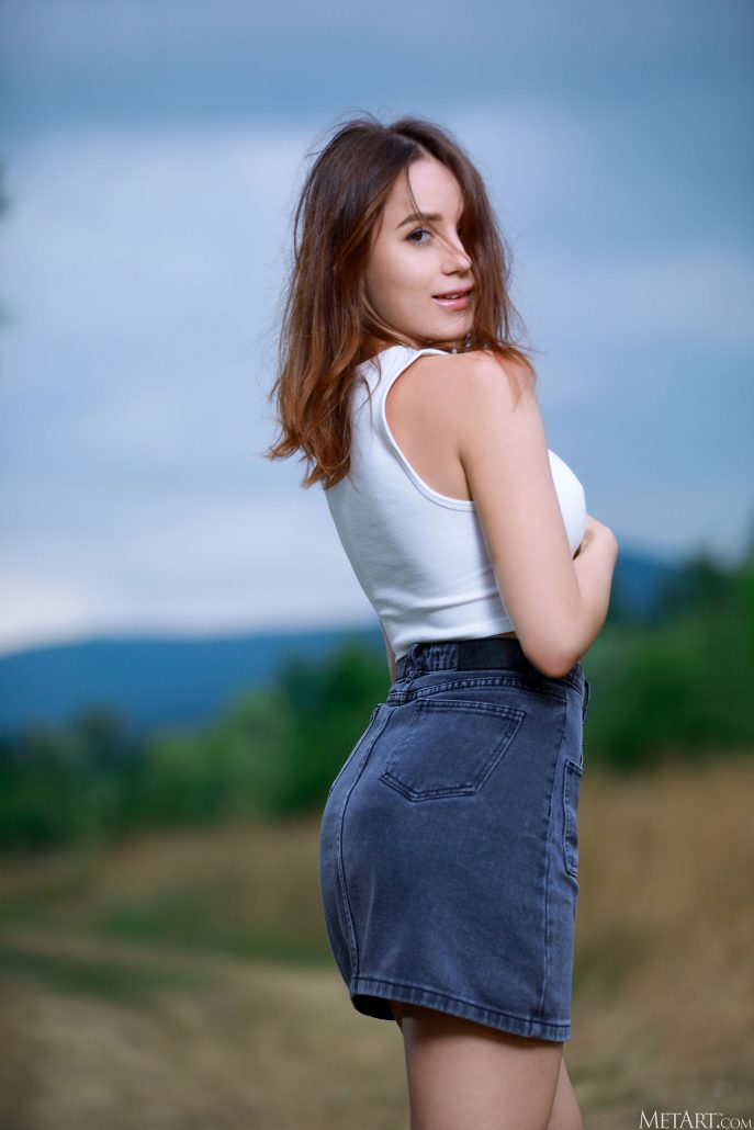 Голая Линда фотосессия на природе