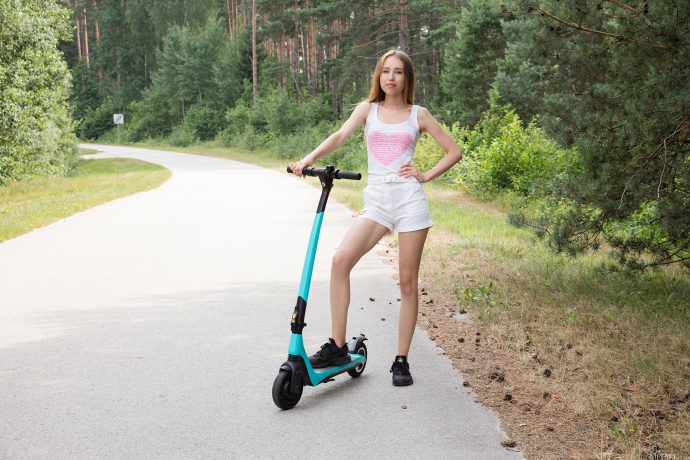Голая девушка на самокате