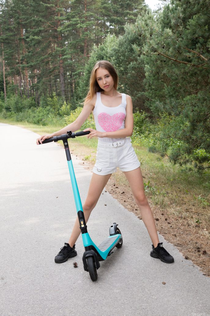 Голая девушка на самокате