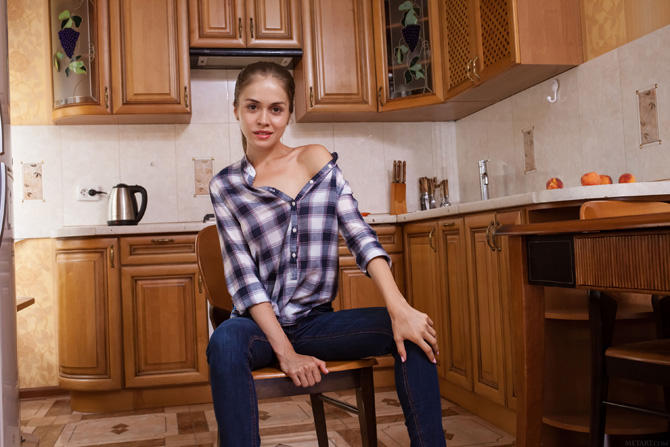 Худая узкая попка девушки в 19 лет